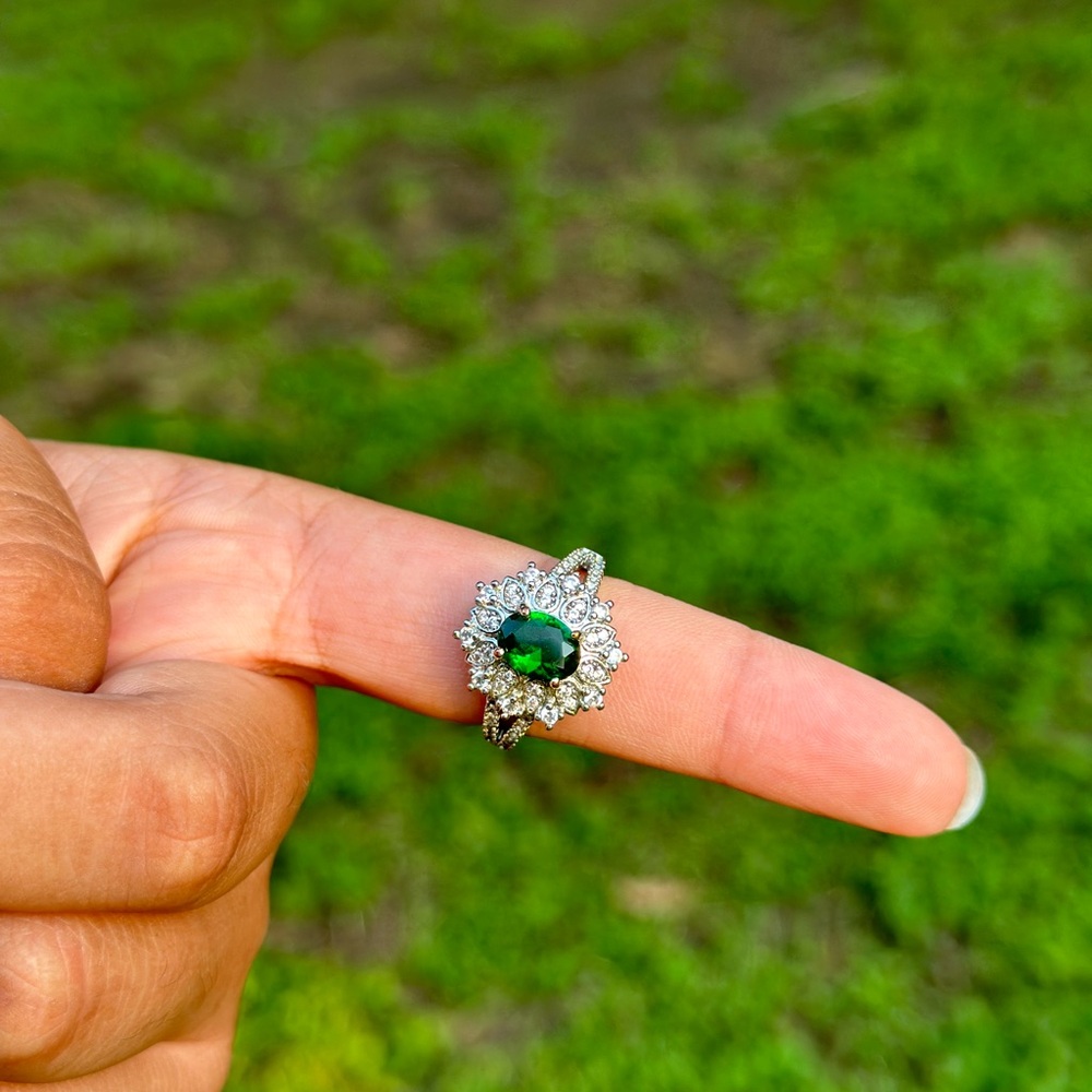 great green ring amazing material and flashing and eye catching